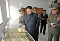軍部隊の食品工場を視察する金正恩朝鮮労働党委員長。朝鮮中央通信配信（2013年11月17日配信、撮影日不明）。(c)AFP PHOTO/KCNA VIA KNS