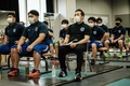東京五輪、重量挙げ女子49キロ級をテレビ観戦する東京国際大学ウエイトリフティング部の学生と三宅宏実の兄の三宅敏博氏（中央、2021年7月24日撮影）。(c)Yasuyoshi CHIBA / AFP