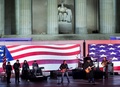 米首都ワシントンのリンカーン記念館で、ドナルド・トランプ次期大統領一家のためにパフォーマンスを行うカントリー歌手のトビー・キースさん（手前右端）ら（2017年1月19日撮影）。(c)AFP/Brendan Smialowski