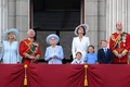 英ロンドンのバッキンガム宮殿のバルコニーで、エリザベス女王の在位70年を記念する祝賀飛行を見る女王ら（2022年6月2日撮影）。(c)Daniel LEAL / AFP 