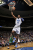 09-10NBA、オーランド・マジック（%%Orlando Magic%%）対ボストン・セルティックス（%%Boston Celtics%%）。試合はセルティックスが86-77で勝利した。写真はダンクシュートを狙うマジックのドワイト・ハワード（%%Dwight Howard%%）。（2009年12月25日撮影）(c)AFP/Getty Images/NBAE/Fernando Medina