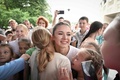ロシア・モスクワのルジニキ・オリンピック・コンプレックスで開催されたイベントでブレークダンスの特別クラスを終え、ファンとポーズをとるフィギュアスケート女子のカミラ・ワリエワ（中央右、2023年7月1日撮影）。(c)Natalia KOLESNIKOVA / AFP