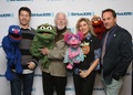 米ニューヨーク（New York）で行われた『セサミストリート（Sesame Street）』放送開始45周年記念イベントに、オリジナル版の俳優たちとともに出席した現在、マペットを演じる声優たち。左から、グローバー（Grover）とバート（Bert）役のエリック・ジェイコブソン（Eric Jacobson）さん、オスカー（Oscar）とビッグバード（Big Bird）役のキャロル・スピニー（Caroll Spinney）さん、アビー・カダビー（Abby Cadabby）役のレスリー・カラーラ・ルドルフ（Leslie Carrara-Rudolph）さん、マレー・モンスター（Murray Monster）役で脚本主任のジョーイ・マッツァリノ（Joey Mazzarino）さん（2014年10月9日撮影）。(c)AFP/Getty Images for SiriusXM/Robin Marchant