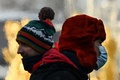ロシア・モスクワで、マスクを着用した人（2020年12月27日撮影）。(c)Kirill KUDRYAVTSEV / AFP