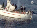 ソマリア沖のアデン湾（Gulf of Aden）でフランスのヨット「Tanit」号が海賊に乗っ取られた事件で、仏海軍の特殊部隊が行った人質救出作戦の様子。

仏海軍の特殊部隊は10日、人質救出作戦を決行。人質5人のうち3歳の子どもを含む4人を救出したが、ヨットの所有者の男性1人が死亡した。海賊は2人が射殺され、3人が拘束された。（2009年4月10日仏軍提供）(c)AFP/ECPAD