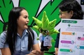 タイの首都バンコクに開業した大麻専門クリニックのマスコットを手にする職員（2020年1月6日撮影）。(c)Mladen ANTONOV / AFP