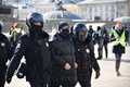 ロシア・モスクワ中心部で、拘束されるウクライナ侵攻に抗議するデモの参加者（2022年3月13日撮影）。(c)AFP