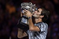 全豪オープンテニス、男子シングルス決勝。トロフィーにキスをするロジャー・フェデラー（2017年1月29日撮影）。(c)AFP/GREG WOOD