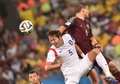 サッカーW杯ブラジル大会（2014 World Cup）グループH、ロシア対韓国。ボールを競るロシアのアレクサンドル・ココーリン（Alexander Kokorin、右）と韓国の金英權（Kim Young-Gwon、2014年6月17日撮影）。(c)AFP/KIRILL KUDRYAVTSEV