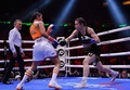 女子ボクシング、世界ライト級タイトルマッチ。アマンダ・セラーノ（左）にパンチを打ち込むケイティ・テイラー（2022年4月30日撮影）。(c)Angela Weiss/ AFP