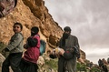 シリア東部デリゾール県バグズ村を出て歩く人々（2019年3月14日撮影）。(c)Delil souleiman / AFP