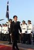 オマーンの首都マスカット（Muscat）に到着した安倍晋三（Shinzo Abe）首相（2014年1月9日撮影）。(c)AFP/MOHAMMED MAHJOUB