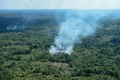 対コロンビア国境に近いブラジル北西部のアマゾン地域から立ち上る煙（2019年8月21日撮影）。(c)AFP/Chico Batata/dpa