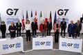 英リバプールで行われた先進7か国（G7）外相会合の最終日に写真撮影に臨む各国外相ら（2021年12月12日撮影）。(c)OLIVIER DOULIERY / POOL / AFP