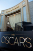24日に開催される第85回アカデミー賞（Academy Awards）授賞式を目前に控え、会場となるドルビー・シアター（Dolby Theatre）周辺では準備が着々と進んでいる。（2013年2月20日撮影）(c)AFP/Getty Images/Valerie Macon