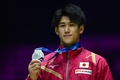 第51回世界体操競技選手権、男子種目別鉄棒。表彰式で銀メダルを手にする橋本大輝（2022年11月6日撮影）。(c)Paul ELLIS / AFP