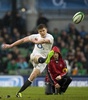 ラグビーシックスネイションズ（Six Nations Rugby 2013）は10日、第2週の1試合が行われ、イングランドが12-6でアイルランドを下し、グランドスラム（全勝優勝）へ向けて開幕2連勝を飾った。

ペナルティーキックを蹴るイングランドのオーウェン・ファレル（Owen Farrell、2013年2月10日撮影）。(c)AFP/PETER MUHLY