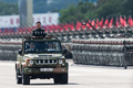 中国人民解放軍の駐香港部隊を閲兵する習近平国家主席（2017年6月30日撮影、資料写真）。(c)AFP PHOTO / DALE DE LA REY