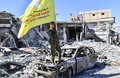 シリア北部ラッカで、クルド人とアラブ人の合同部隊「シリア民主軍」の旗を手にする隊員（2017年10月17日撮影）。(c)AFP/BULENT KILIC