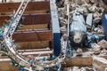 地震に見舞われたハイチ南西部レカイの教会の聖母マリア像（2021年8月15日撮影）。(c)Reginald LOUISSAINT JR / AFP