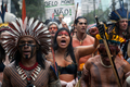 ブラジル北部パラ（Para）州のアマゾン（Amazon）流域に建設予定のベロモンテ（Belo Monte）水力発電ダムの建設に抗議し、サンパウロ（Sao Paulo）でデモを行う先住民や環境保護団体（2011年8月20日撮影）。(c)AFP/YASUYOSHI CHIBA