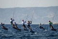 フランス南部マルセイユで開催されたパリ五輪に向けたセーリングの大会に出場するカイトボードの選手ら（2023年7月10日撮影）。(c)CHRISTOPHE SIMON / AFP