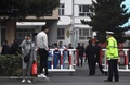 中国・内モンゴル自治区通遼市の学校前に立つ警官ら（2020年9月10日撮影）。(c)NOEL CELIS / AFP