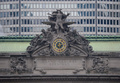 米ニューヨーク（New York）のグランド・セントラル駅（Grand Central Terminal）で1日、駅の開業100周年を祝うイベントが行われた。

100年の節目を祝い、駅舎内の店舗は商品を1913年当時の価格で販売。コーヒーは5セント（約4.6円）、靴磨きは10セント（約9.2円）で提供された。

1913年2月2日に開業した同駅は、70年代には解体の危機にも直面したが、現在は1日当たり約75万人が利用する国内最大規模の交通ハブになっている。ボザール建築の外観を誇る駅舎は、市内ではタイムズスクエア（Times Square）に次ぐ人気観光名所だ（2013年2月1日撮影）。(c)AFP/Emmanuel Dunand