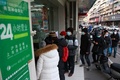 新型コロナウイルスの感染が急拡大する中、薬局に並ぶ人々。中国・江蘇省南京市で（2022年12月20日撮影）。(c)AFP