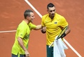男子テニスの国別対抗戦デビスカップ、ワールドグループ準決勝、ベルギー対オーストラリア。ニック・キリオス（右）に声をかけるオーストラリアのレイトン・ヒューイット監督（2017年9月17日撮影）。(c)AFP/EMMANUEL DUNAND