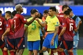 サッカーコパ・アメリカ、グループD、ブラジル対コスタリカ。試合後に握手を交わすコスタリカのジェイランド・ミッチェル（左手前）とブラジルのルーカス・パケタ（2024年6月24日撮影）。(c)Patrick T. Fallon / AFP