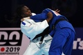 世界柔道選手権、女子63キロ級の決勝で対戦するクラリス・アグベニュー（左）と田代未来（2019年8月28日撮影）。(c)CHARLY TRIBALLEAU / AFP