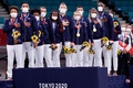 東京五輪、柔道混合団体決勝。金メダルを獲得し、表彰式で国歌を聞くフランスの選手（2021年7月31日撮影）。(c)Jack GUEZ / AFP