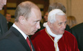 ロシアのウラジーミル・プーチン大統領（左）と前ローマ教皇ベネディクト16世。バチカンにて（2007年3月13日撮影）。(c)Rodionov Vladimir / ITAR-TASS / AFP
