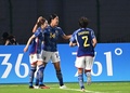 第19回アジア競技大会、サッカー女子準決勝、中国対日本。2点目のゴールを決め、チームメートと喜び合う谷川萌々子（中央、2023年10月3日撮影）。(c)Jung Yeon-je/ AFP