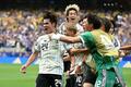 日本、W杯16強ならず 王国ブラジルに逆転負け サッカーW杯北中米大会・決勝トーナメント1回戦、ブラジル対日本。先制点を決めて喜ぶ佐野海舟(左、2026年6月29日撮影)。(c)Paul ELLIS / AFP