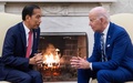米ホワイトハウスでインドネシアのジョコ・ウィドド大統領（左）と会談するジョー・バイデン大統領（2023年11月13日撮影）。(c)SAUL LOEB / AFP
