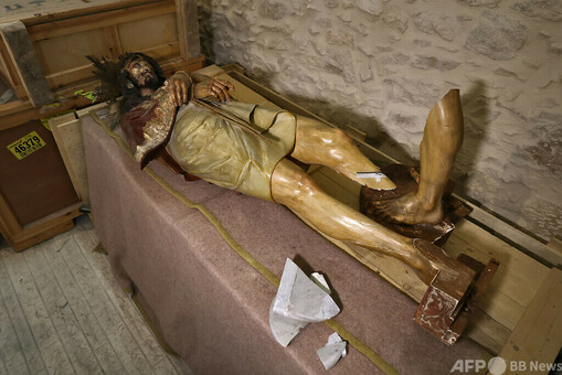 磔にされたキリストの像 キリストの磔刑の絵画13点。十字架に釘で磔にされ、処刑される