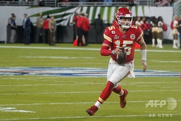 QBマホームズ、チーフスと10年契約延長 米スポーツ史上最高額か