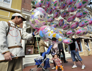 東京ディズニーランドの風船 ヘリウムガスの世界的不足で販売中止 写真2枚 ファッション ニュースならmode Press Powered By Afpbb News