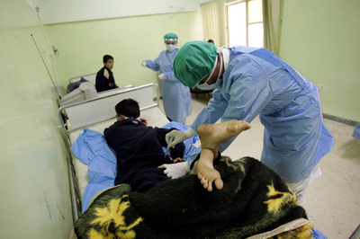 貧しい女性だまして骨髄液抜き取る、ギャング5人逮捕 パキスタン