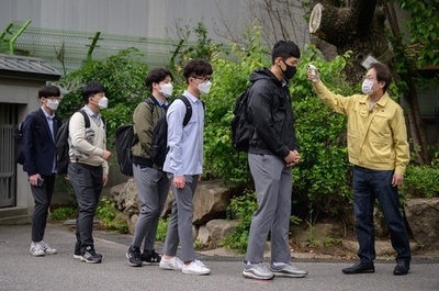 韓国で学校再開、高校3年生が2か月超ぶりに登校