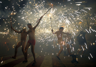 スペインの火祭り「コレフォック」、半裸姿の参加者も