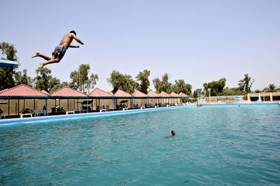 公園のプールが営業再開、バグダッド