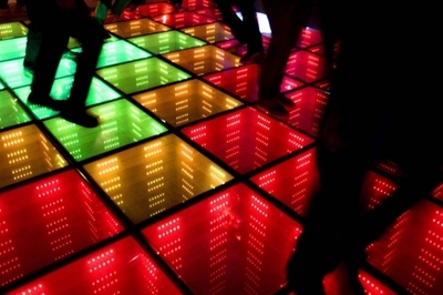 オーストラリア、下着1枚で踊った州政府閣僚が辞任