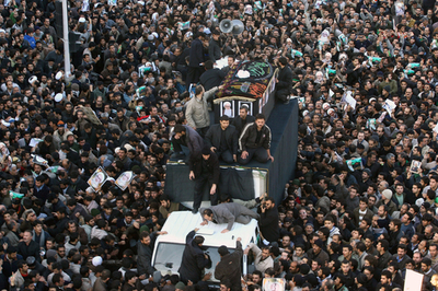 イラン改革派のモンタゼリ師葬儀、警察と支持者が衝突