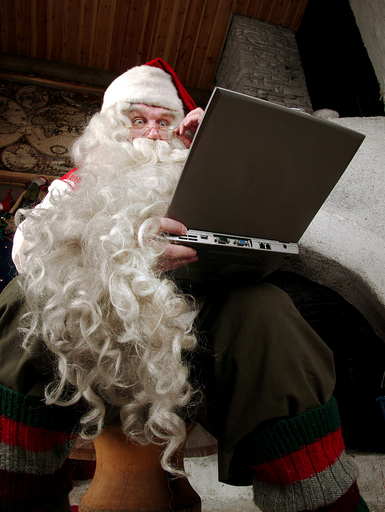 サンタクロース、北極圏の「自宅」でクリスマス繁忙期の準備中