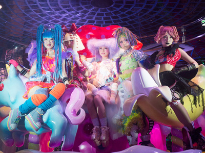 ケーキ型メリーゴーランドにモンスターガール、日本のカワイイ文化を原宿から世界に