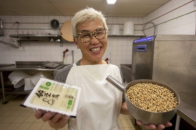 仏ルマンの豆腐工房、昔ながらの製法にこだわり