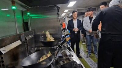 ロボットが炒める「約110円夕食」…ソウルの大学が試験勉強を頑張る学生に